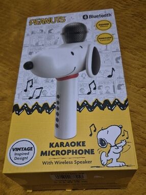 Peanuts White Snoopy Karaoke Microphone with Wireless Speaker